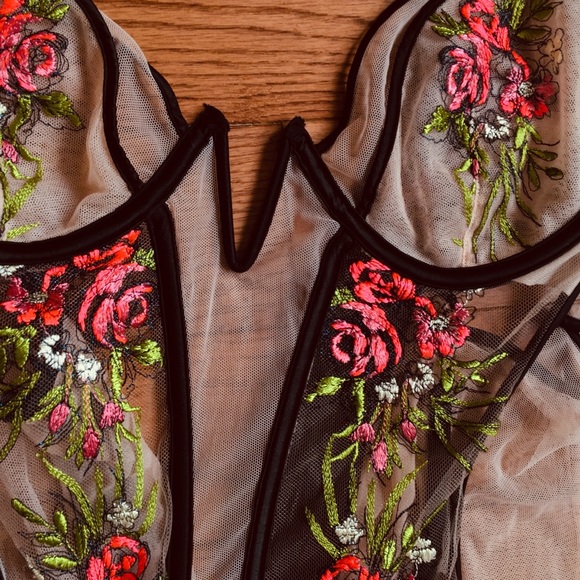 Rose Embroidered Victoria's Secret Garter Slip - Picture 5 of 8